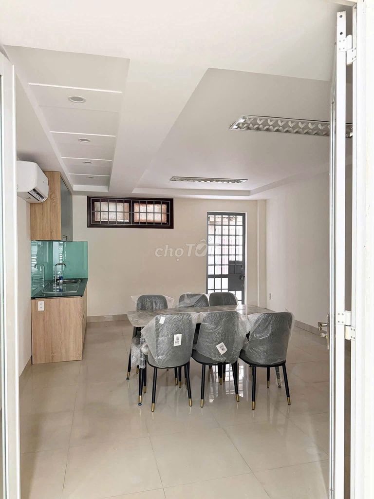 Дом, 5 спален · 100 м²