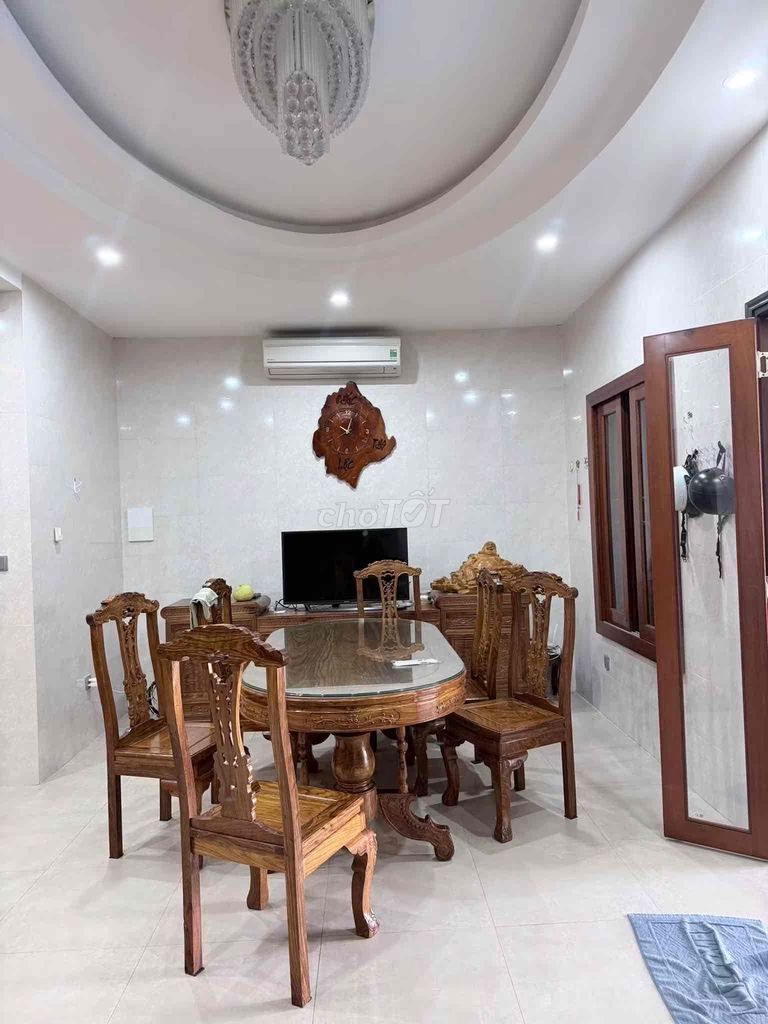 Дом, 4 спальни · 300 м² 2