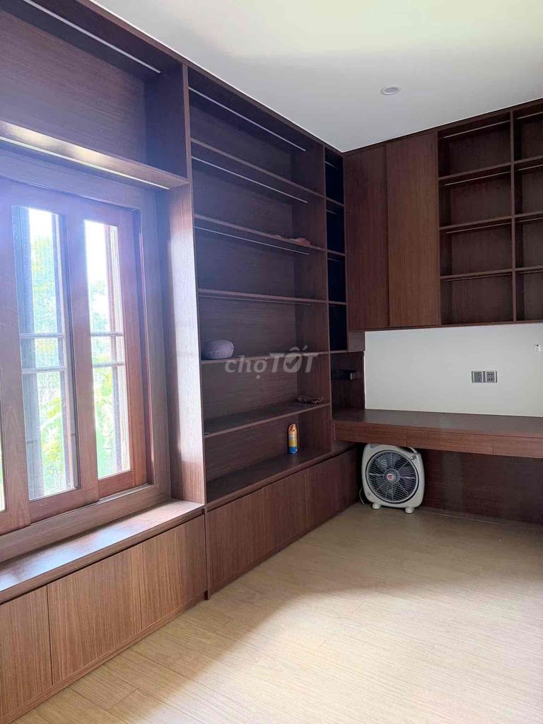 Дом, 4 спальни · 300 м² 4