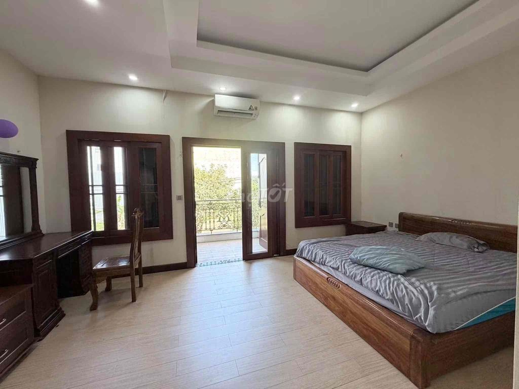 Дом, 4 спальни · 300 м² 5