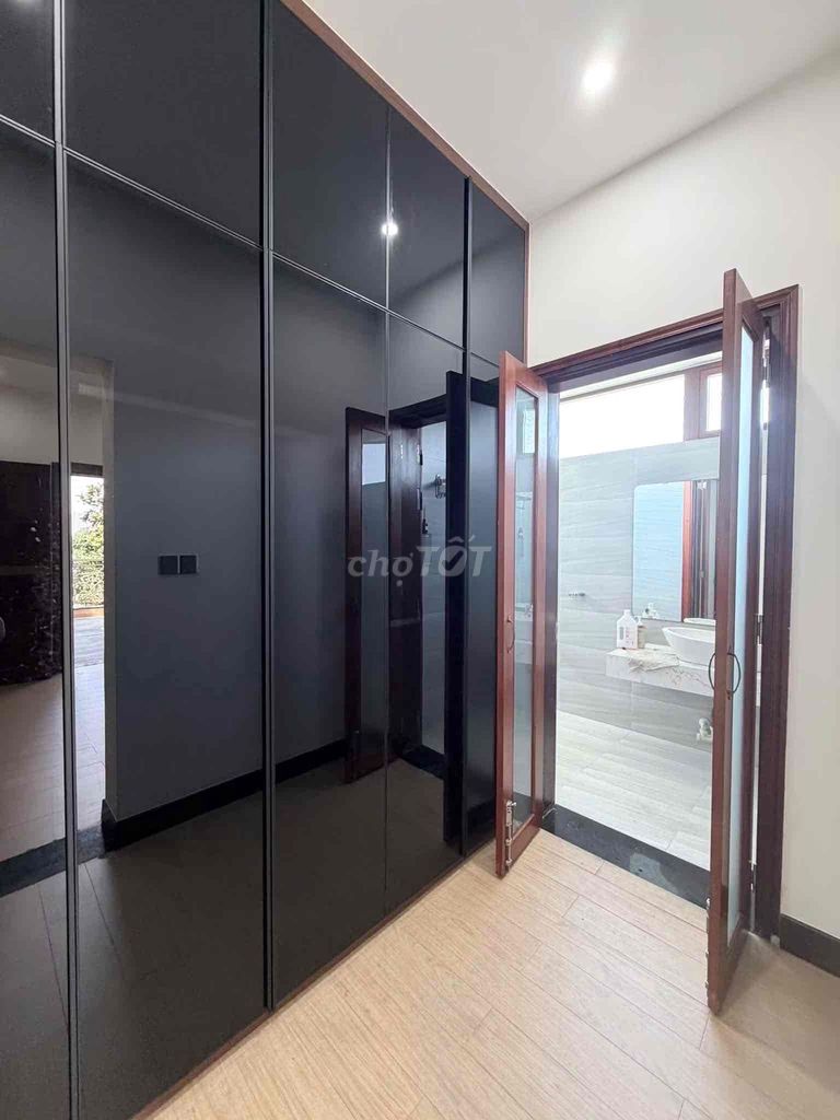 Дом, 4 спальни · 300 м² 6