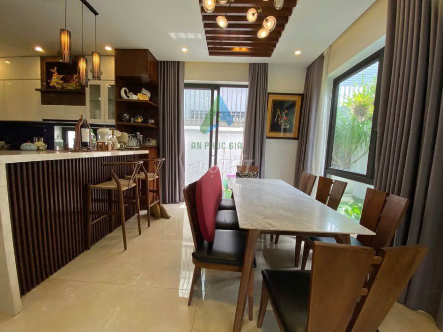 Дом, 4 спальни · 250 м² 2