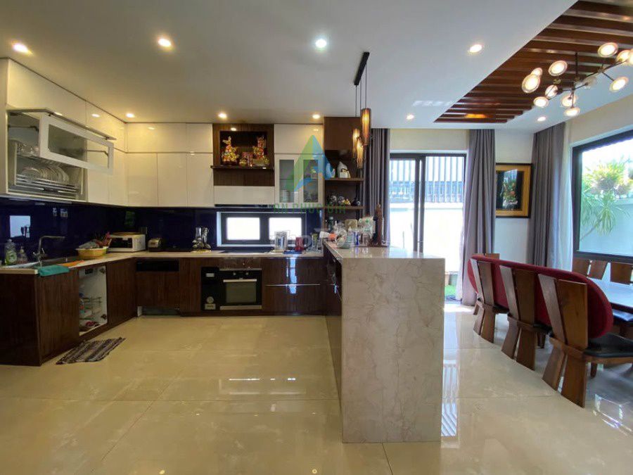 Дом, 4 спальни · 250 м² 4
