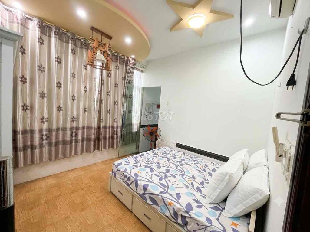 Дом, 4 спальни · 200 м² 4