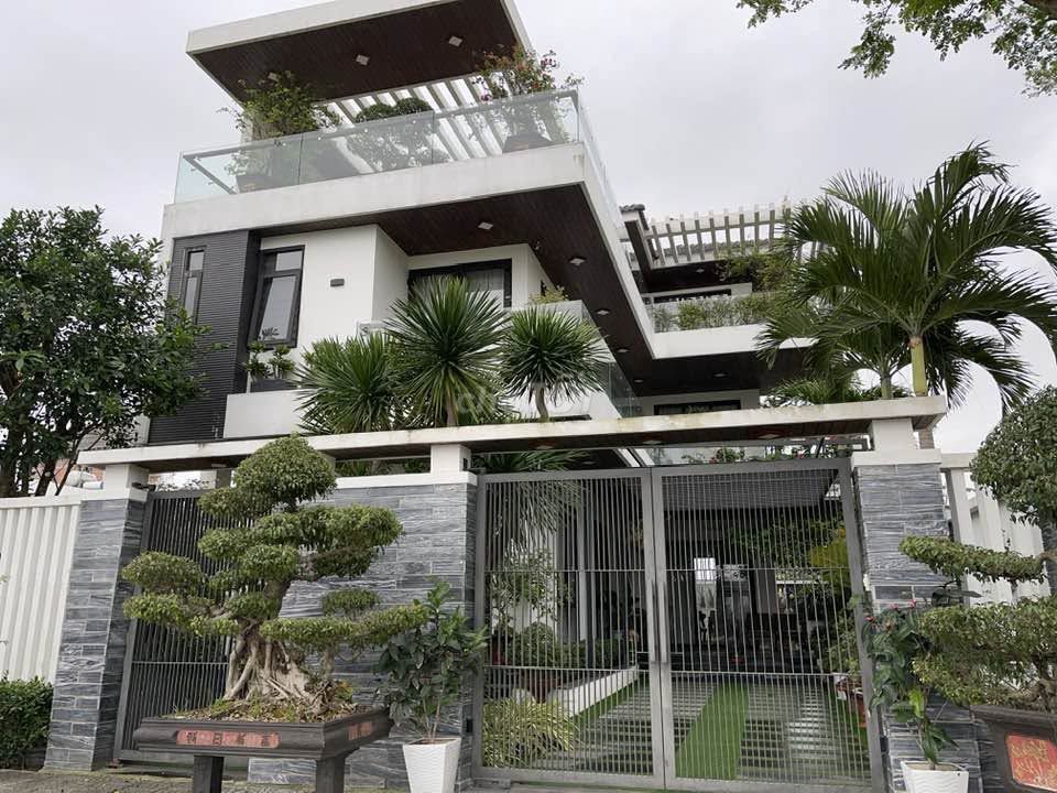 Дом, 4 спальни · 250 м²