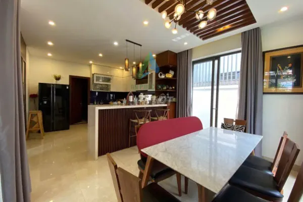 Дом, 4 спальни · 250 м² 4