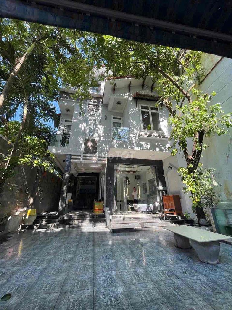 Дом, 4 спальни · 200 м²