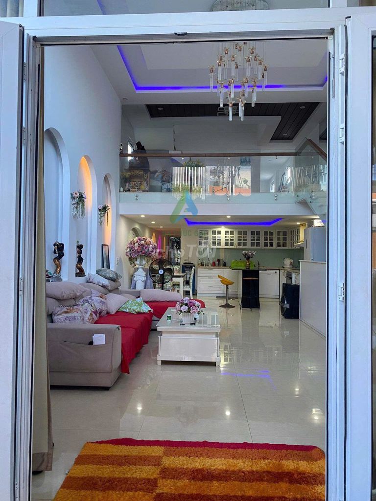 Дом, 3 спальни · 180 м² 2