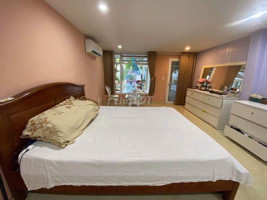 Дом, 3 спальни · 180 м² 3