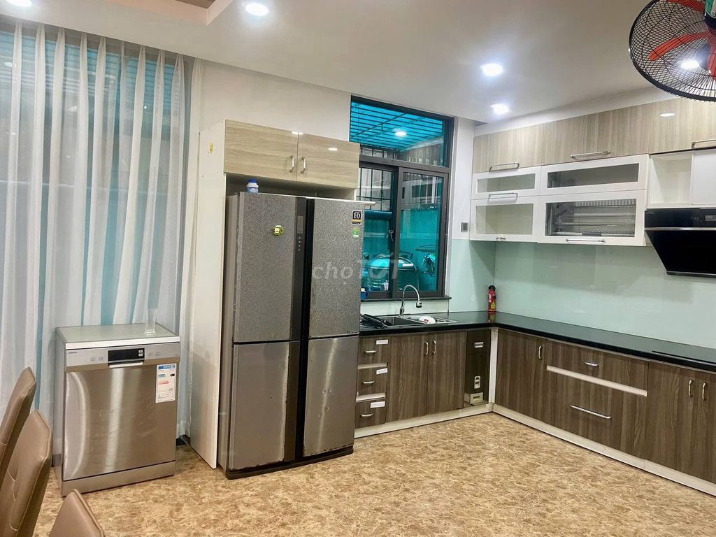 Дом, 4 спальни · 180 м² 2