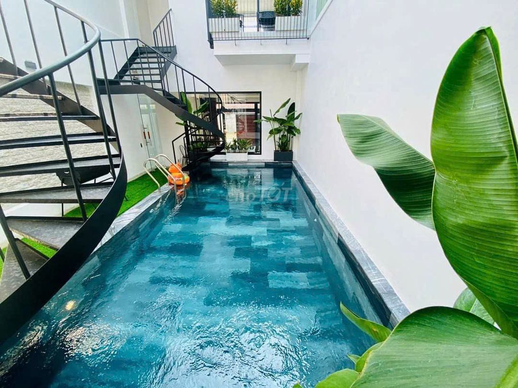 Дом, 5 спален · 250 м²