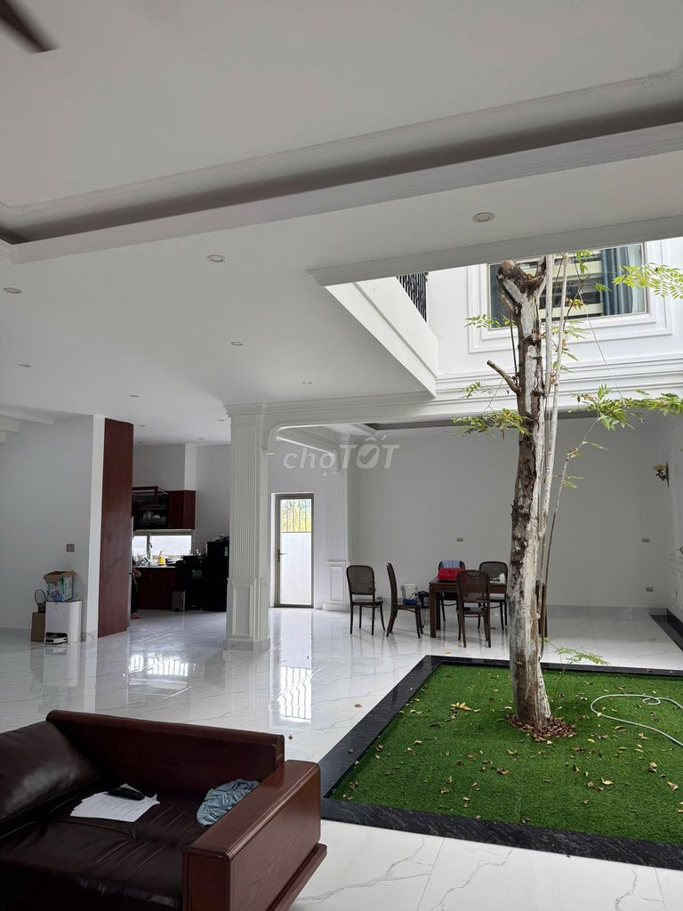 Дом, 4 спальни · 350 м²