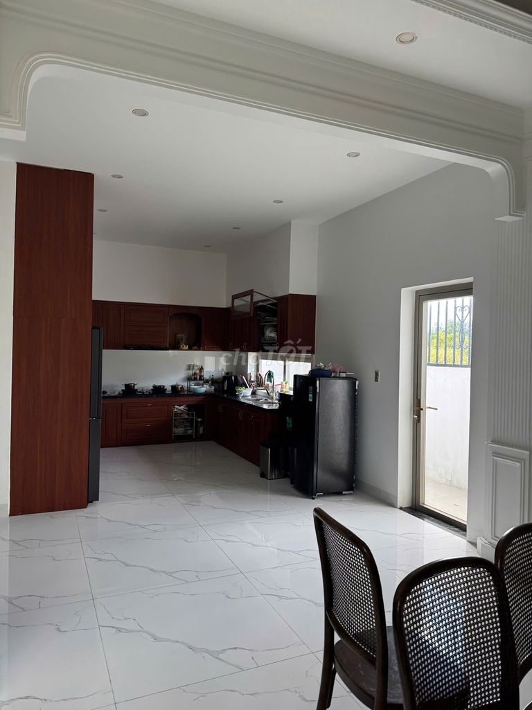 Дом, 4 спальни · 350 м² 6