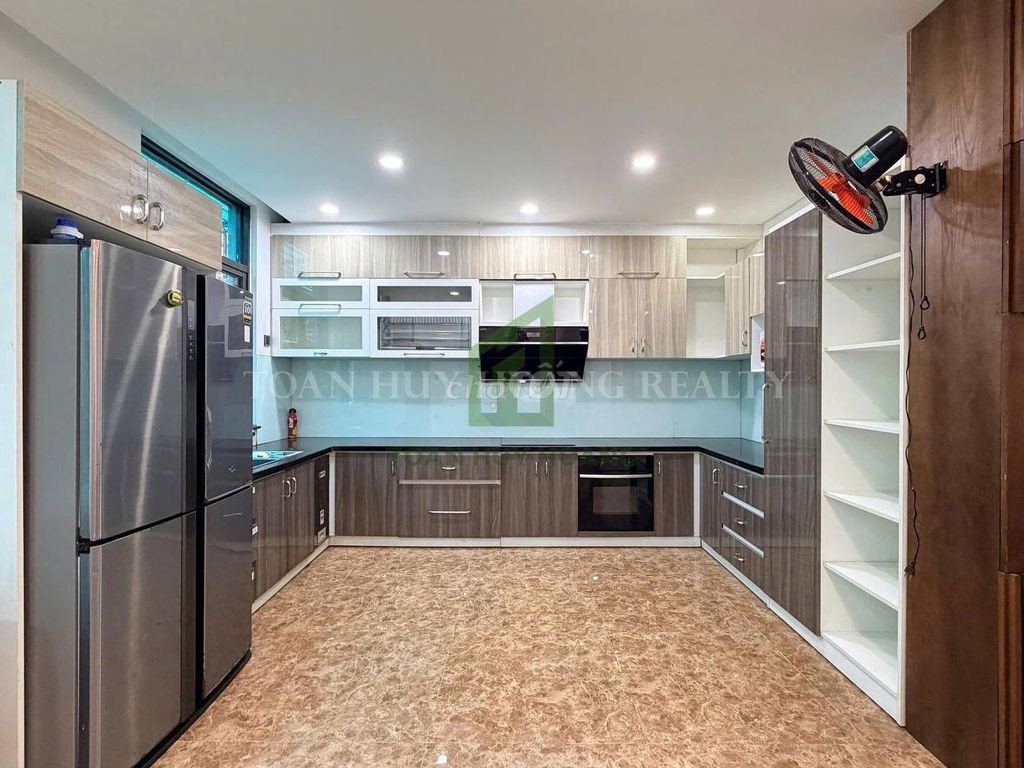 Дом, 4 спальни · 180 м²