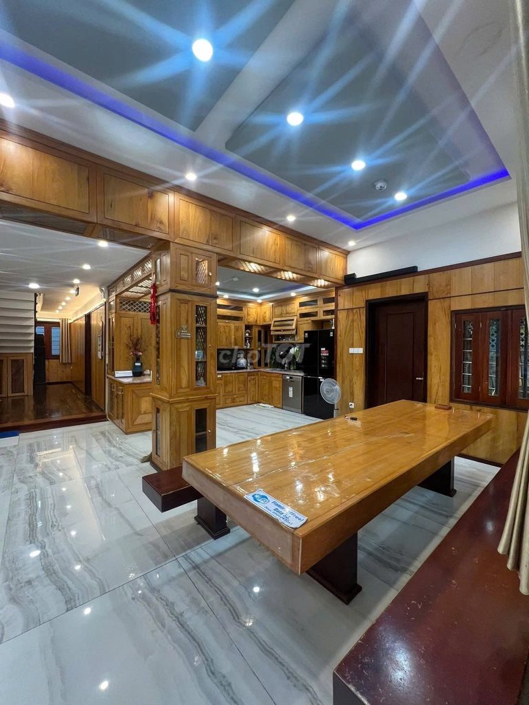 Дом, 7 спален · 300 м²