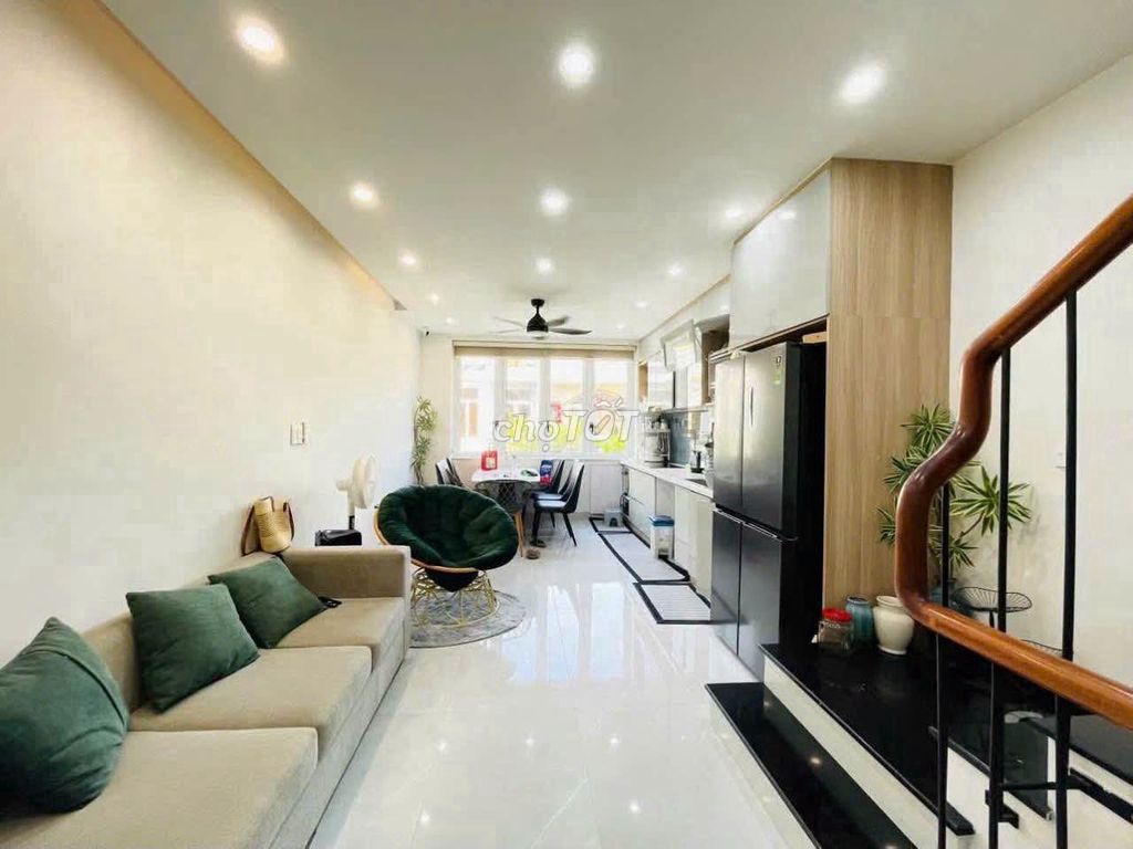 Дом, 3 спальни · 220 м² 3