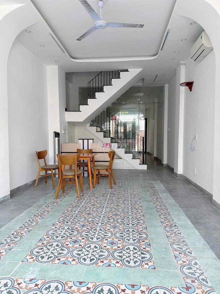 Квартира, 6 спален · 65 м²
