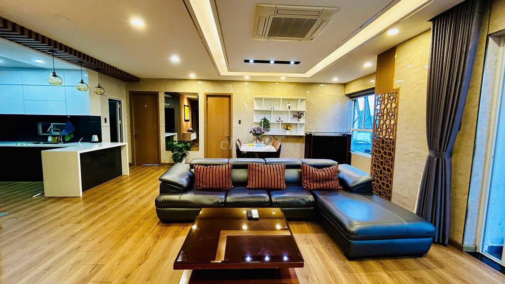 Квартира, 3 спальни · 130 м²