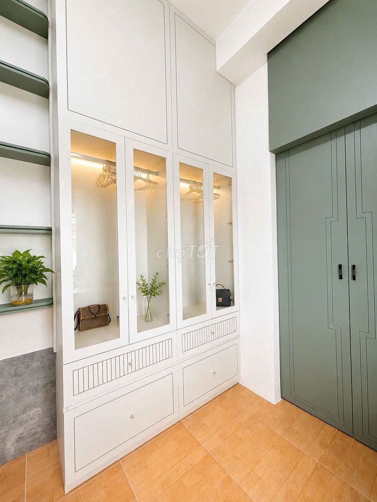 Квартира, 11 спален · 305 м² 3