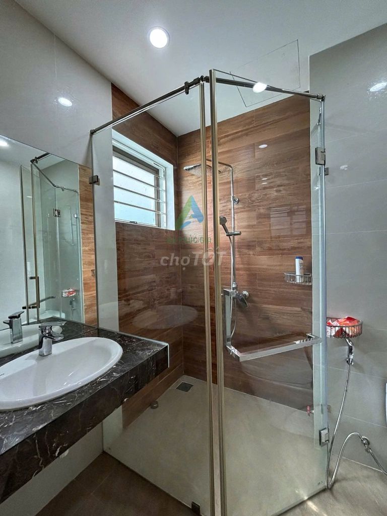 Дом, 4 спальни · 200 м²