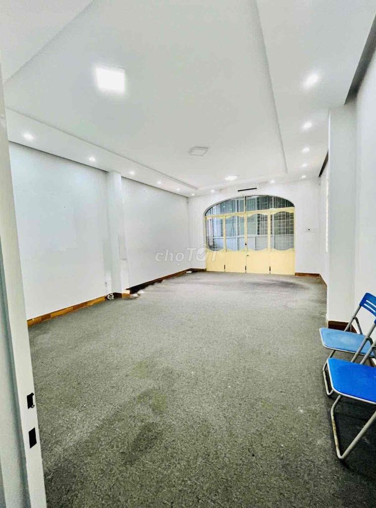 Дом, 8 спален · 200 м²
