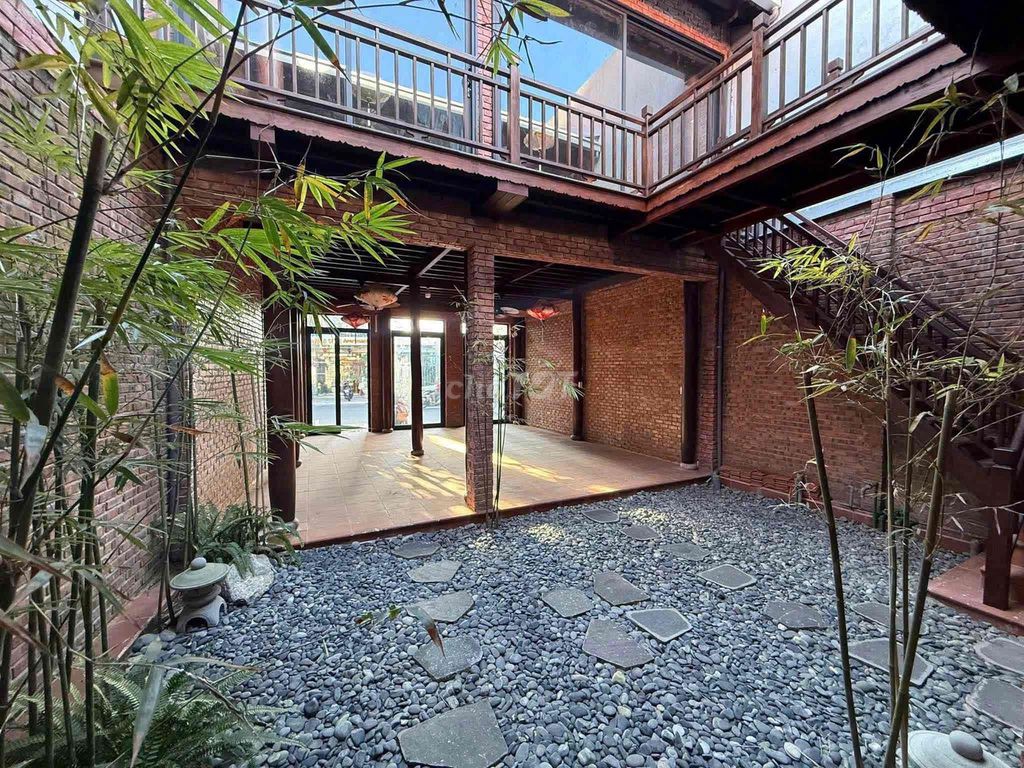Дом, 2 спальни · 180 м²