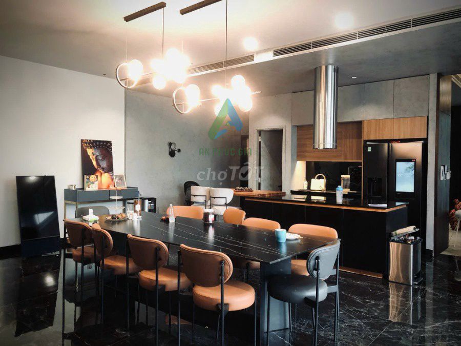 Дом, 4 спальни · 400 м²