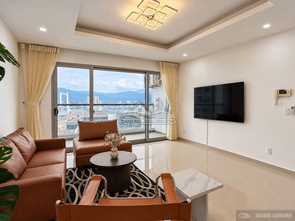Квартира, 3 спальни · 168 м² 3