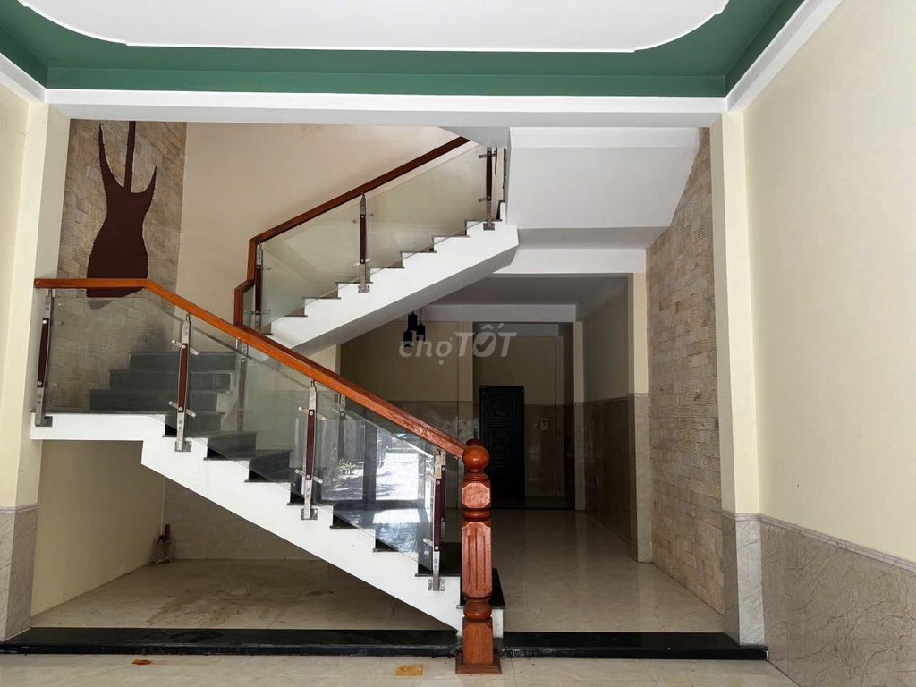 Дом, 3 спальни · 100 м²
