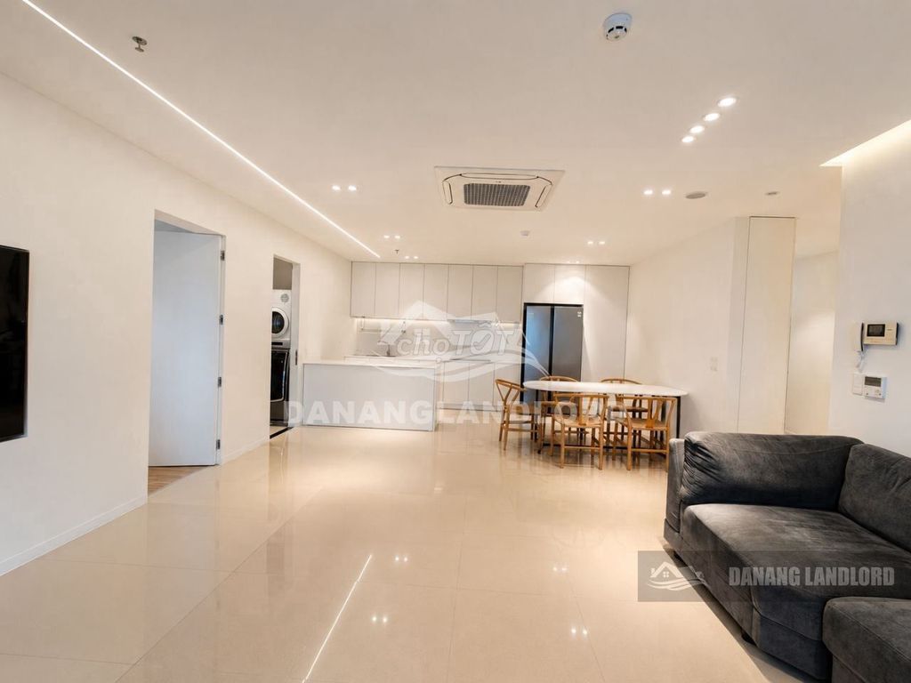 Квартира, 3 спальни · 135 м²
