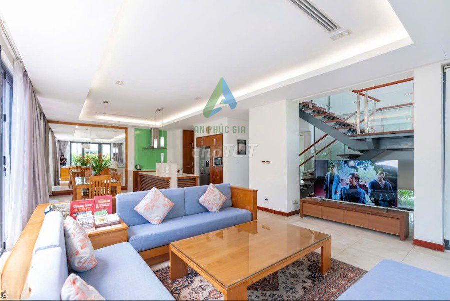 Дом, 3 спальни · 600 м²