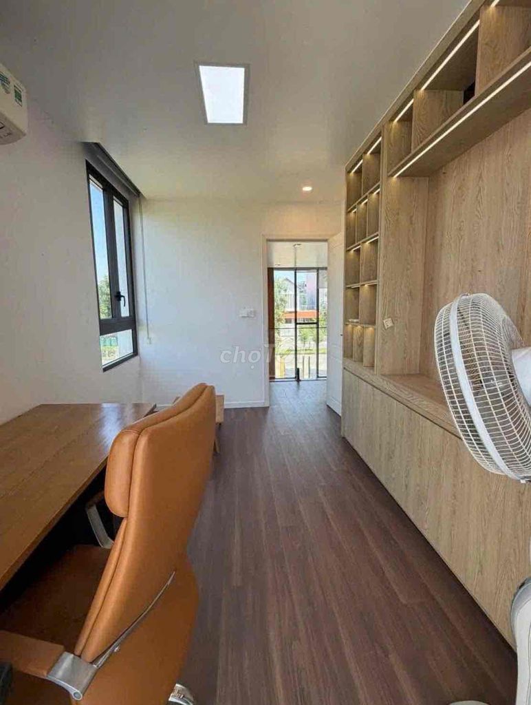 Дом, 3 спальни · 260 м²