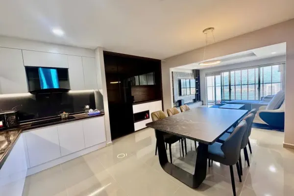 Квартира, 3 спальни · 168 м² 3